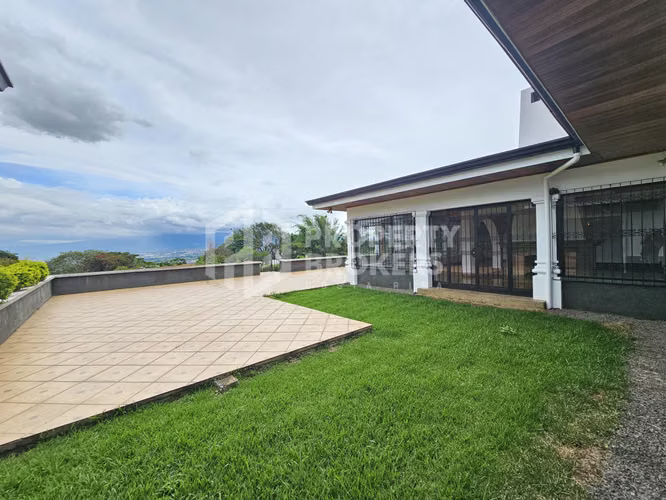 Alquiler de casa independiente | Escazú | 800m2 construcción | 3500 m2 lote | 5 habitaciones