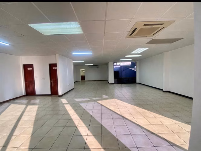 Alquiker oficina cerca a paseo ColónEdificio María LuisaRenta $1.760 + iva - Imagen 4