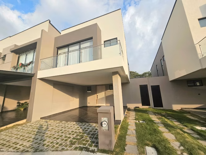 Alquiler de Hermosa Casa Nueva – Lindora Villaje. - Imagen 17