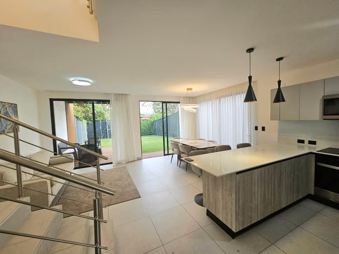 Alquiler de Hermosa Casa Nueva – Lindora Villaje. - Imagen 4
