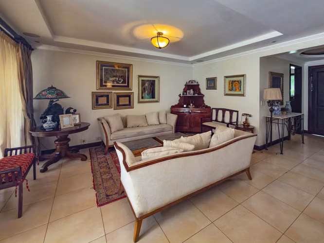 VENTA DE CASA EN SOLAR DEL VALLE CON AMPLÍO JARDÍN