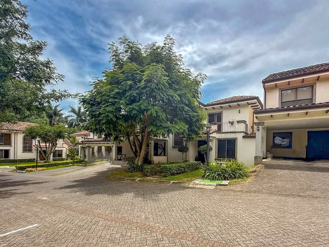 HOUSE FOR SALE IN SOLAR DEL VALLE WITH A SPACIOUS GARDEN