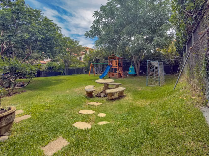 VENTA DE CASA EN SOLAR DEL VALLE CON AMPLÍO JARDÍN
