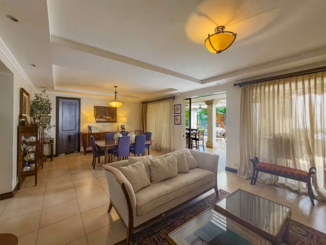 VENTA DE CASA EN SOLAR DEL VALLE CON AMPLÍO JARDÍN