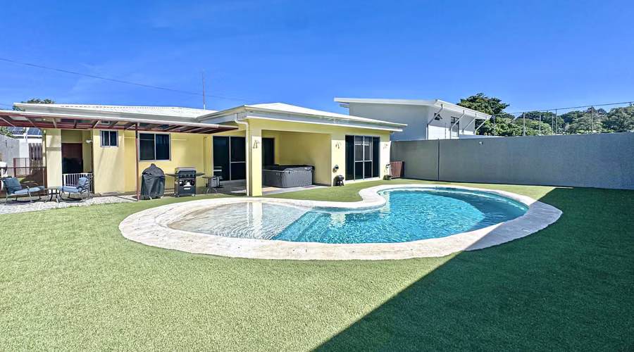 Casa Belen Cariari one-level home with pool