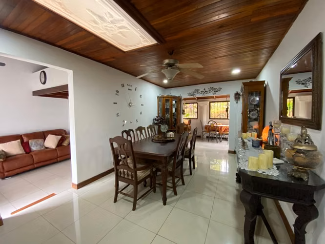 Casa con piscina en Residencial Privado, Palmares, Alajuela
