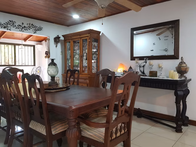 Casa con piscina en Residencial Privado, Palmares, Alajuela