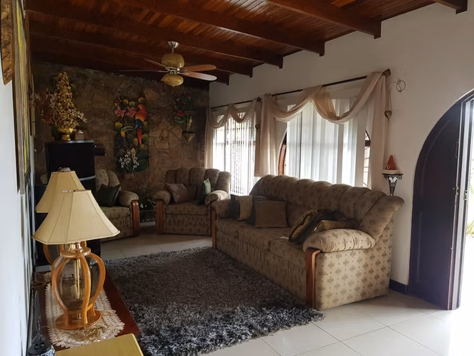 Casa con piscina en Residencial Privado, Palmares, Alajuela