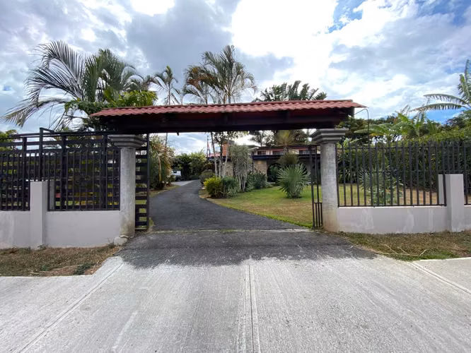 Casa con piscina en Residencial Privado, Palmares, Alajuela