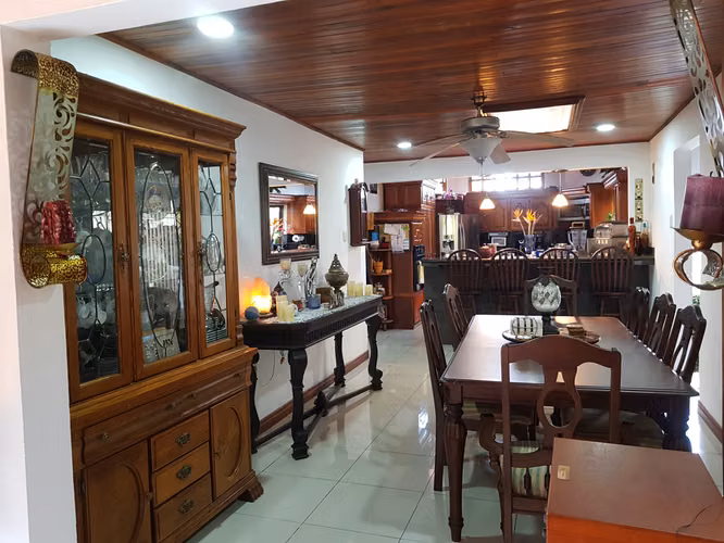 Casa con piscina en Residencial Privado, Palmares, Alajuela