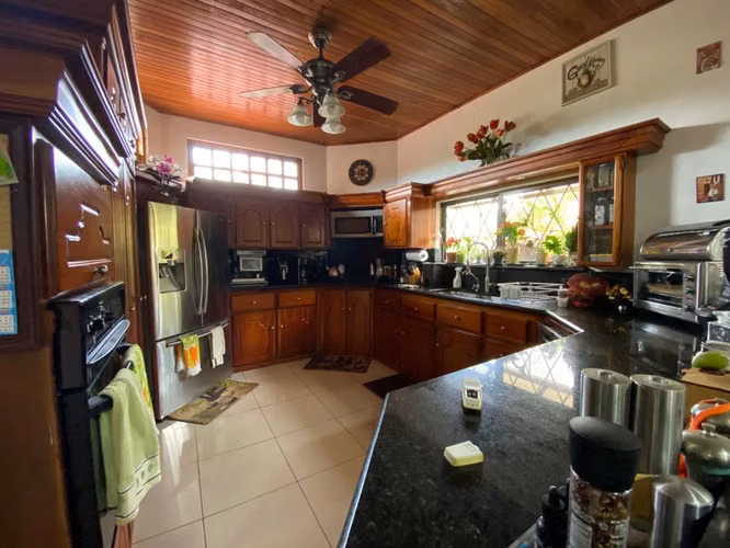 Casa con piscina en Residencial Privado, Palmares, Alajuela