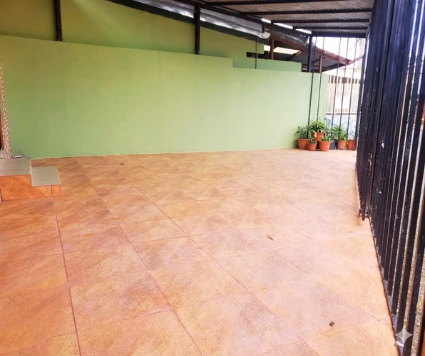 ¡Casa Lista para Vivir en Alajuelita! 2 Habitaciones, Cochera para 2 y Excelente Precio - Imagen 3