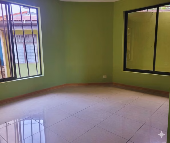 ¡Casa Lista para Vivir en Alajuelita! 2 Habitaciones, Cochera para 2 y Excelente Precio - Imagen 4