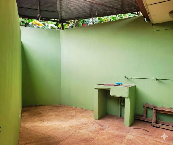 ¡Casa Lista para Vivir en Alajuelita! 2 Habitaciones, Cochera para 2 y Excelente Precio
