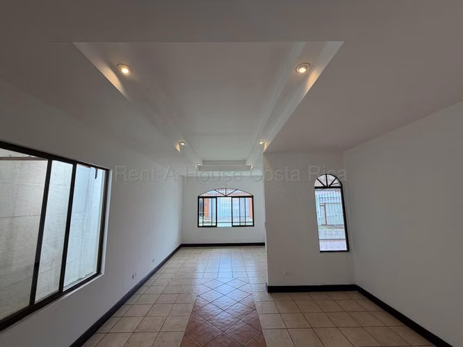 Venta de casa de un nivel, con jardín y en zona cotizada – San Pablo de Heredia