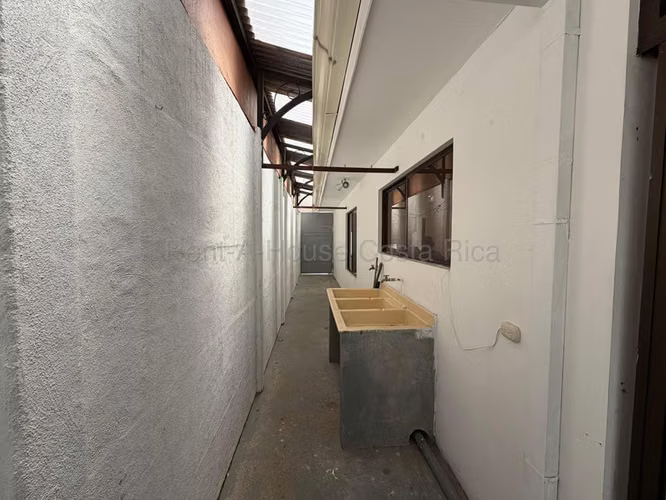 Venta de casa de un nivel, con jardín y en zona cotizada – San Pablo de Heredia