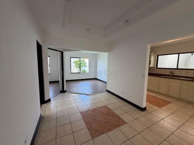 Venta de casa de un nivel, con jardín y en zona cotizada – San Pablo de Heredia
