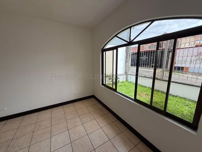 Venta de casa de un nivel, con jardín y en zona cotizada – San Pablo de Heredia