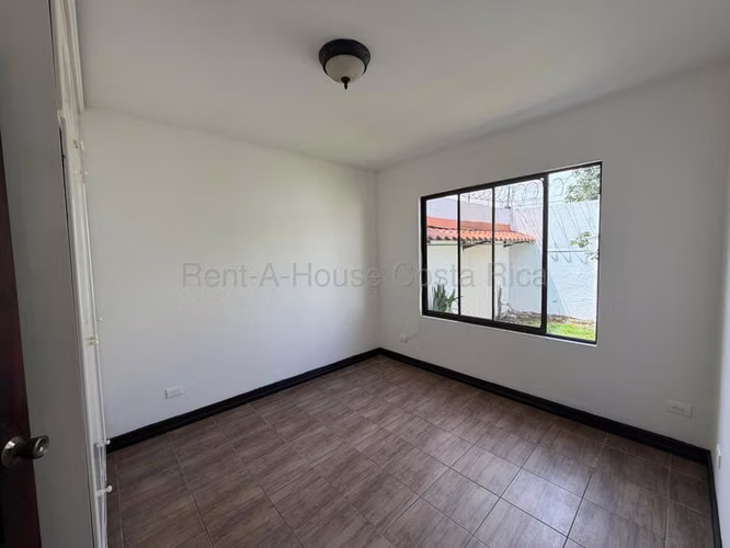 Venta de casa de un nivel, con jardín y en zona cotizada – San Pablo de Heredia