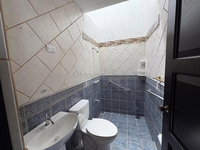 Venta de casa de un nivel, con jardín y en zona cotizada – San Pablo de Heredia