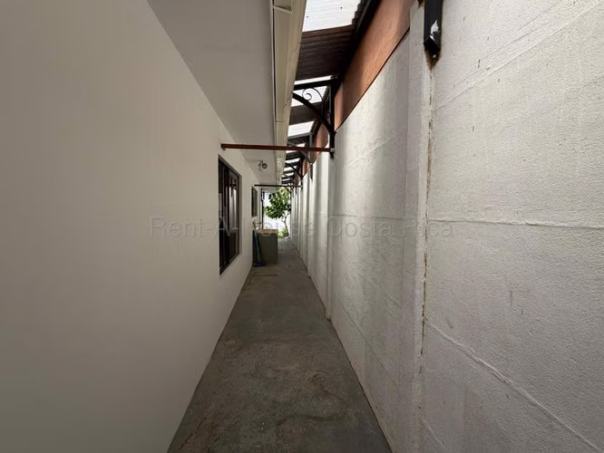 Venta de casa de un nivel, con jardín y en zona cotizada – San Pablo de Heredia