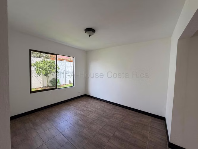 Venta de casa de un nivel, con jardín y en zona cotizada – San Pablo de Heredia