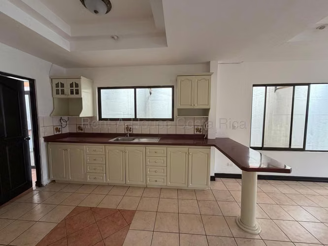 Venta de casa de un nivel, con jardín y en zona cotizada – San Pablo de Heredia