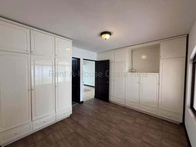 Venta de casa de un nivel, con jardín y en zona cotizada – San Pablo de Heredia