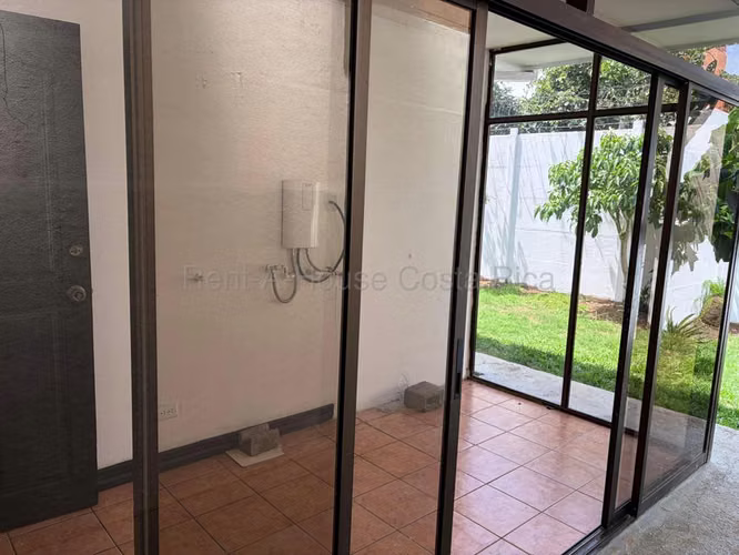 Venta de casa de un nivel, con jardín y en zona cotizada – San Pablo de Heredia