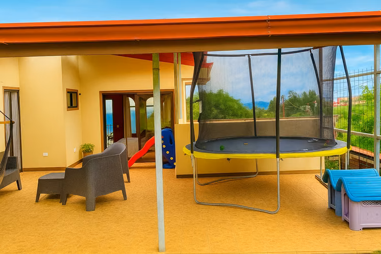 Casa en Venta en Zona Residencial de Montaña. Cajon de Grecia, Construcción: 220 m2   Lote: 1387 m2