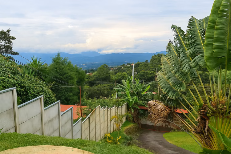 Casa en Venta en Zona Residencial de Montaña. Cajon de Grecia, Construcción: 220 m2   Lote: 1387 m2