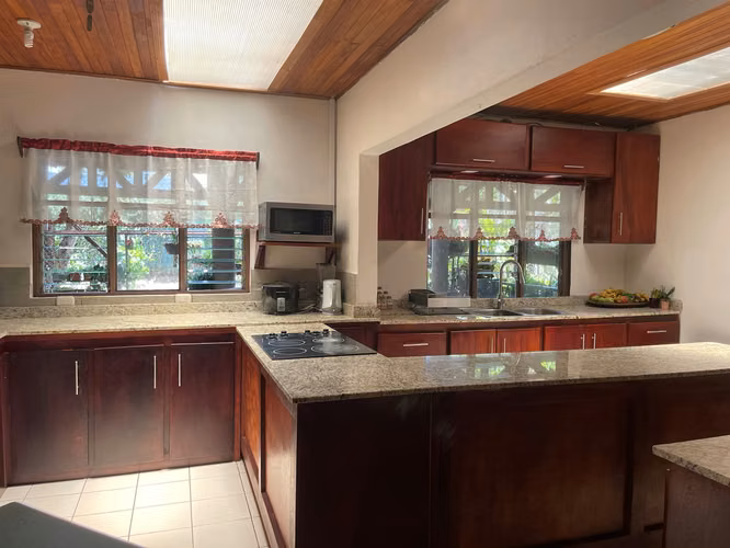 Casa de una planta con jardín en Naranjo, Alajuela