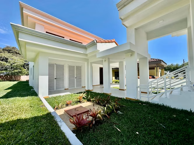 La Guácima - Casa a estrenar de 4 habitaciones +Servicio + Patio y Terraza- 415mt - Imagen 2