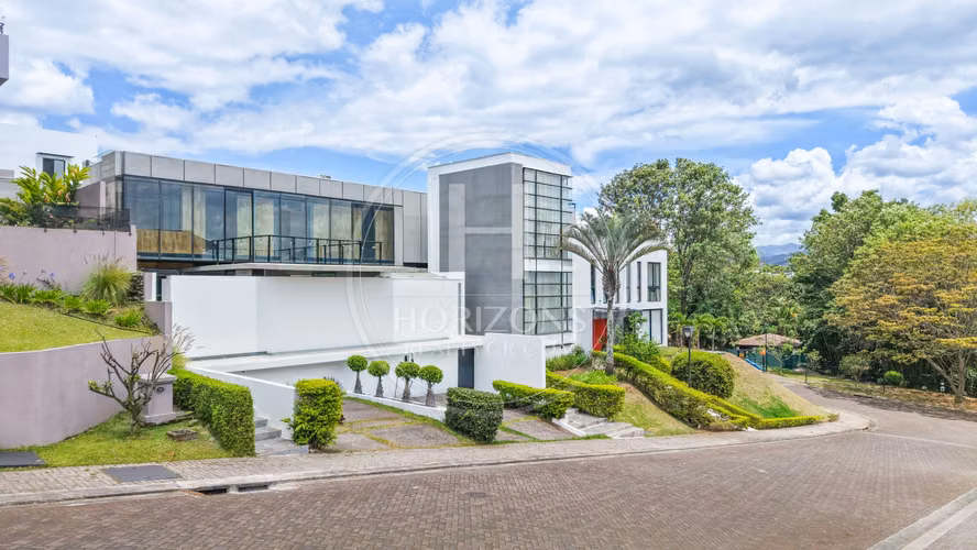 Casa de Lujo en Venta en Bosques de Altamonte Curridabat 3 Niveles NJA1384SB