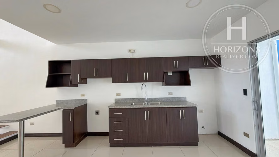 Casa en Venta en Condominio Lomas de Montes de Oca en Sabanilla 3 NJA1410JB