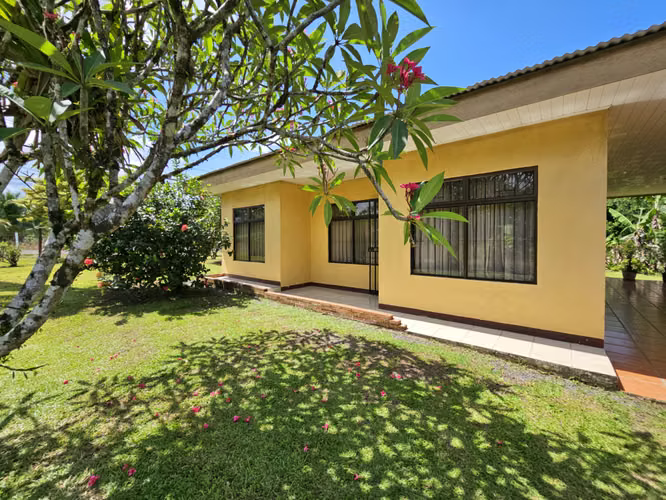 Venta de casa con terreno plano y Quebrada Natural | Peñas Blancas, San Ramón
