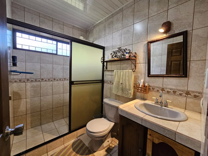 Venta de casa con terreno plano y Quebrada Natural | Peñas Blancas, San Ramón