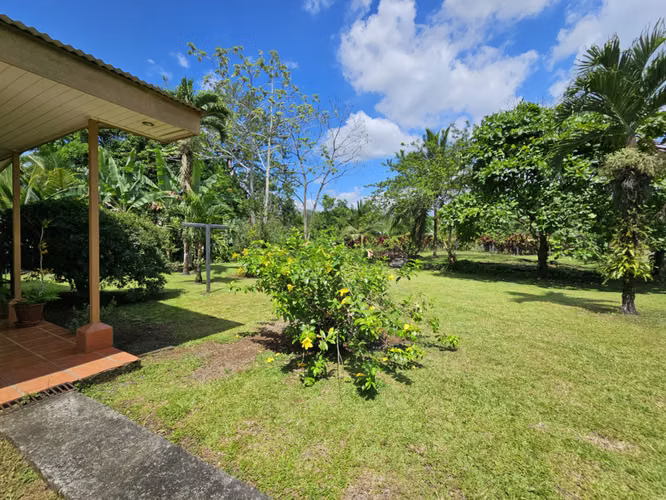 Venta de casa con terreno plano y Quebrada Natural | Peñas Blancas, San Ramón