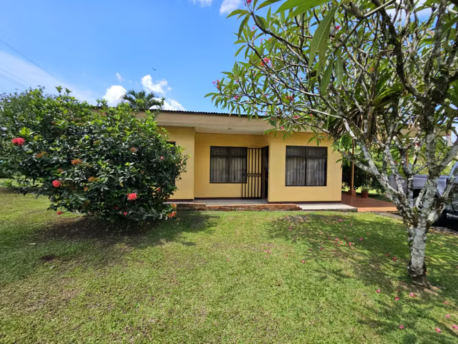 Venta de casa con terreno plano y Quebrada Natural | Peñas Blancas, San Ramón