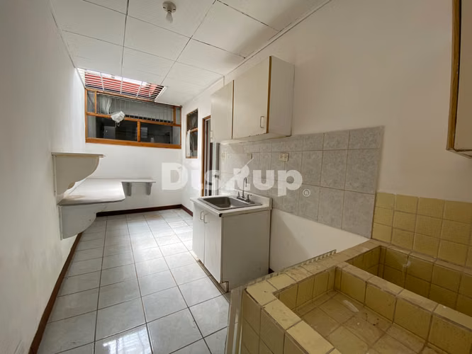 Alquiler de amplia casa para oficinas, múltiples espacios. Barrio Escalante