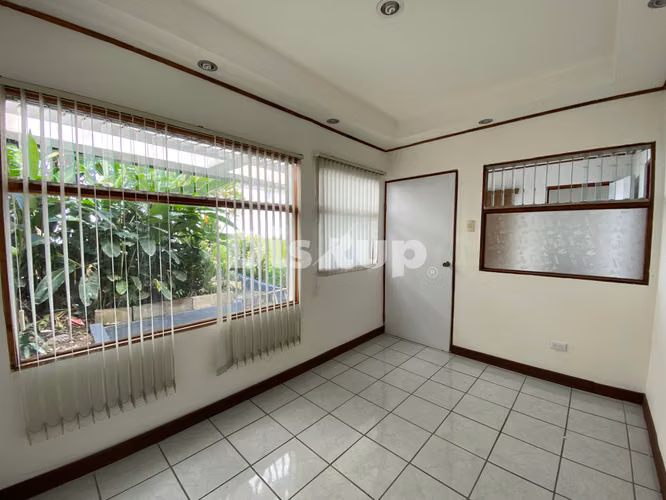 Alquiler de amplia casa para oficinas, múltiples espacios. Barrio Escalante