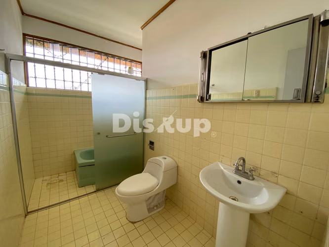 Alquiler de amplia casa para oficinas, múltiples espacios. Barrio Escalante