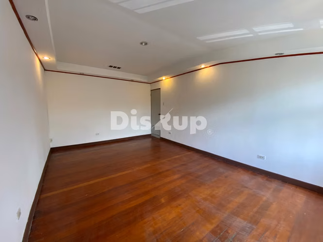 Alquiler de amplia casa para oficinas, múltiples espacios. Barrio Escalante