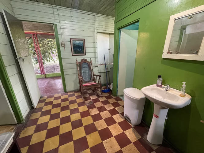 Propiedad en Venta en el Centro de Esparza | Ubicación Premium | Precio Negociable