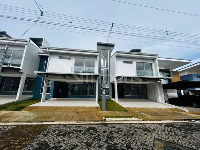 id # 42917  Alquiler de casa con rooftop en condominio con amenidades