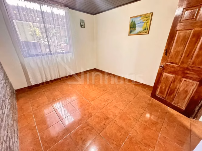 id # 42264 Hermosa casa con habitación en planta baja en zona Residencial.