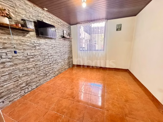 id # 42264 Hermosa casa con habitación en planta baja en zona Residencial.