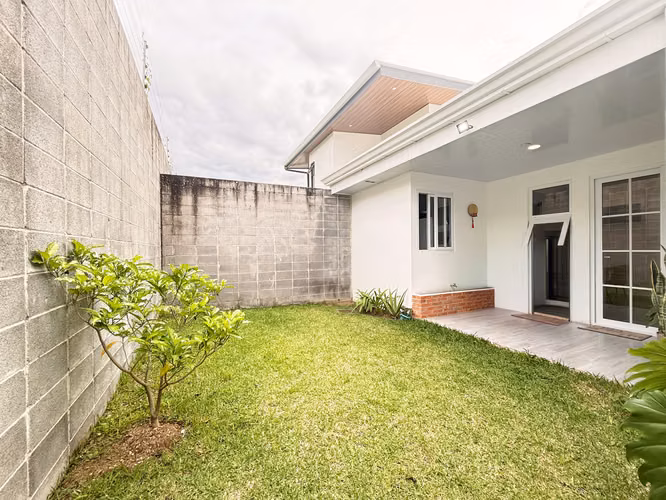 Casa moderna y lista para la venta. Curridabat. Ayarco Boulevar. Condominio Ayarco 385.