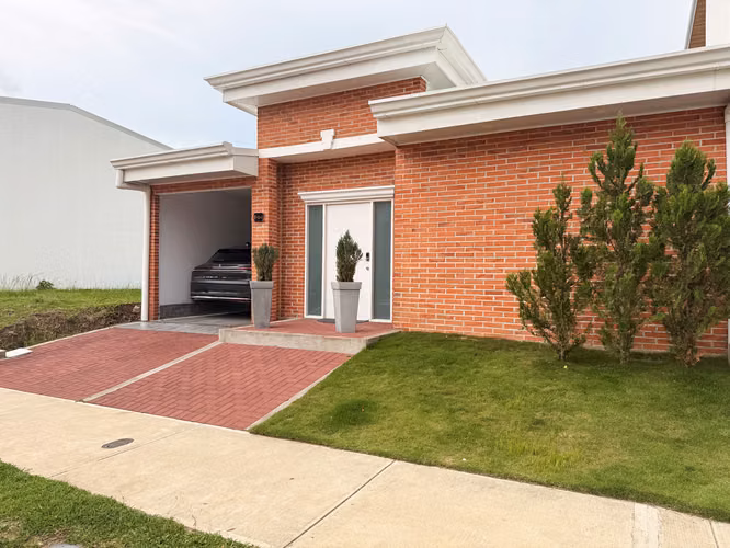 Casa moderna y lista para la venta. Curridabat. Ayarco Boulevar. Condominio Ayarco 385.