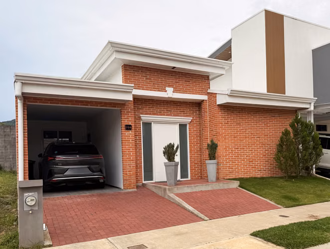 Casa moderna y lista para la venta. Curridabat. Ayarco Boulevar. Condominio Ayarco 385.